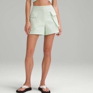 Lululemon Relaxed-Fit SHR Cargo Short 4" KOGR size 6

Color: Kohlrabi Green